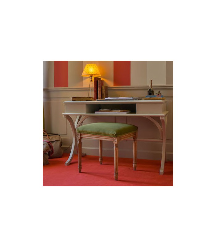 en version footstool ici en finition chêne brûlé et velours vert bouteille