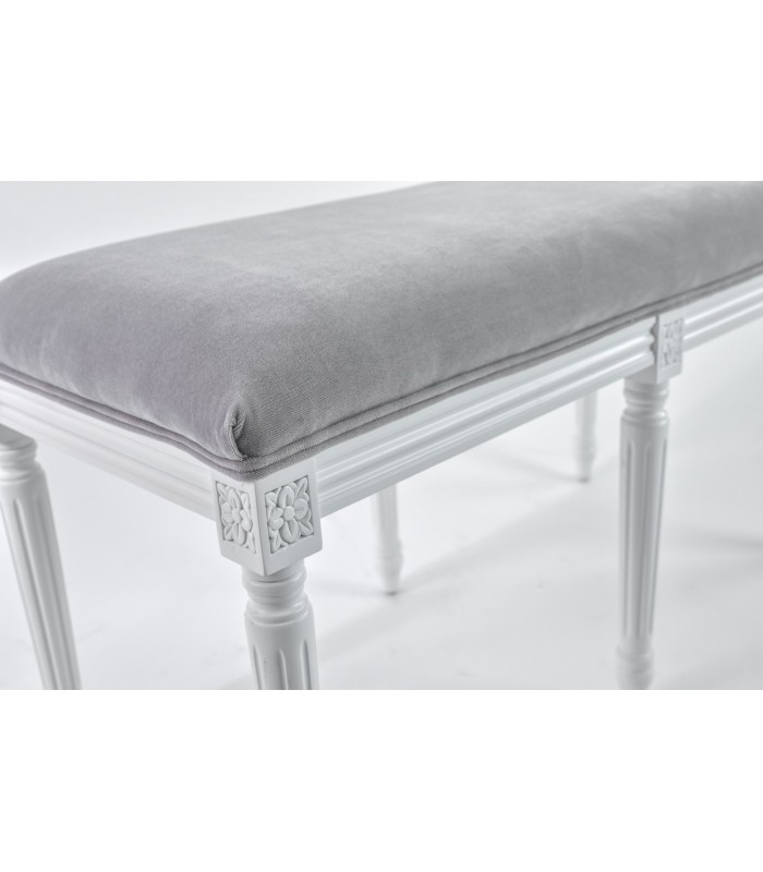 Footstool présenté ici en finition blanchi et velours gris perle